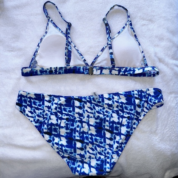 Bikinis - Picture 3 of 9